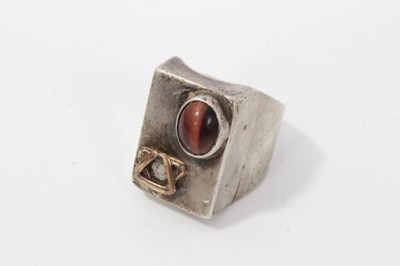 Lot 262 - Abstract design white metal ring