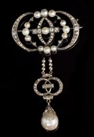 Lot 604 - Antique pearl and diamond pendant / brooch...