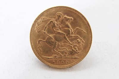 Lot 419 - G.B. - Gold sovereign, Edward VII 1909 (N.B. obv edge nick) otherwise VF (1 coin)