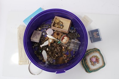 Lot 333 - Group of various costume jewellery to include earrings, brooches and other items