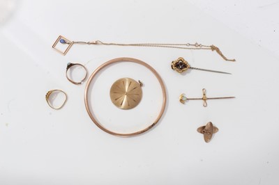 Lot 334 - 18ct Gold dress ring together with 9ct Gold pendant and other gold and yellow metal jewellery