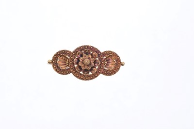 Lot 553 - 15ct Etruscan brooch