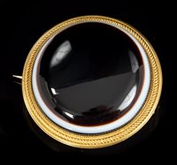 Lot 617 - Mid-Victorian gold and banded agate circular...