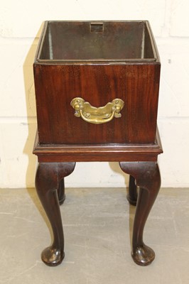 Lot 1290 - George III mahogany jardinière stand with flanking brass handles, 27cm