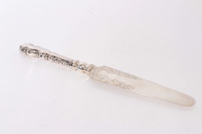 Lot 312 - Good Quality Edwardian Silver cake slice, handle with scroll decoration and tapered blade with engraved scroll decoration, (Sheffield 1903), Maker Lee & Wigfull 29cm in length