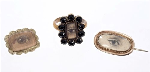 Lot 632 - Georgian brooch with glazed compartment...