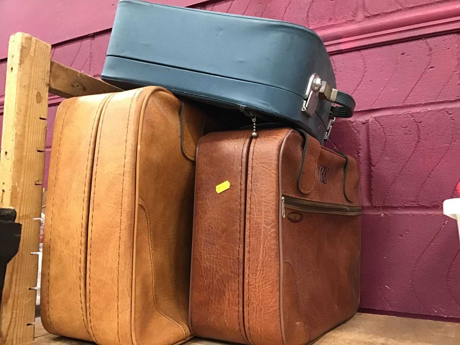 Lot 537 - Three small suit cases