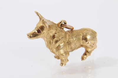 Lot 525 - 9ct gold Corgi charm