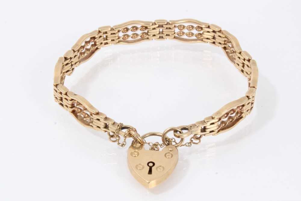 Lot 526 - 9ct gold gate bracelet