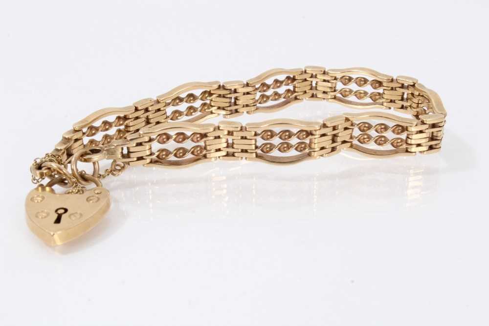 Lot 526 9ct gold gate bracelet