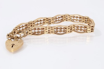 Lot 526 - 9ct gold gate bracelet