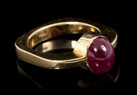 Lot 649 - Ruby single stone ring with an oval cabochon...