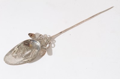 Lot 212 - 19th / early 20th Century Bolivian white metal Topo / Tupo pin spoon, with engraved decoration to bowl depicting a bird, apparently unmarked, 25cm in length