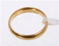 Lot 668 - 22ct wedding ring (London 1925). Ring size Q½