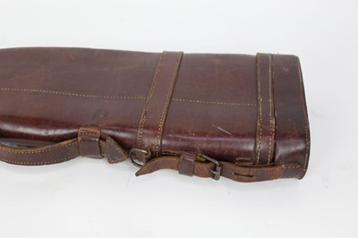 Lot 828 - An early 20th century leather leg ‘o mutton gun case, 79cm long