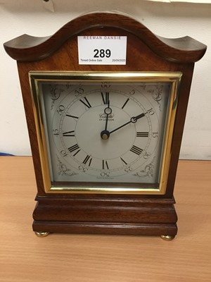 Lot 14 - Modern Comitti of London mantel clock in mahogany case with arched top, on four brass feet, 23cm high