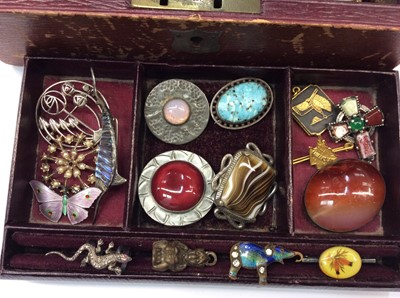 Lot 665 - Vintage jewellery box containing silver and other jewellery