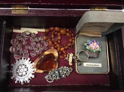 Lot 665 - Vintage jewellery box containing silver and other jewellery