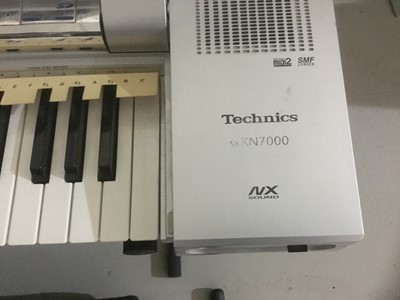 Lot 305 - Technics KN7000 electric piano keyboard