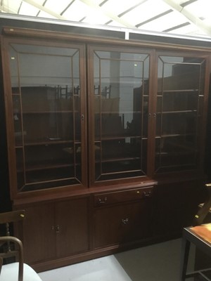 Lot 1128 - Georgian style bookcase