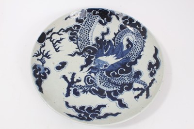 Lot 100 - Antique Chinese blue and white dish painted with a dragon