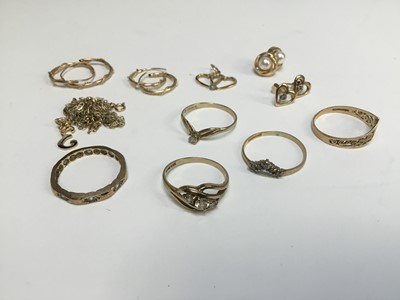 Lot 346 - Small group of 9ct gold and yellow metal jewellery to include dress rings