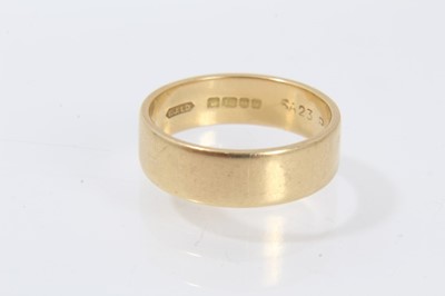 Lot 493 - 18ct gold wedding ring