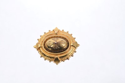 Lot 515 - Victorian Etruscan Revival 15ct gold oval brooch