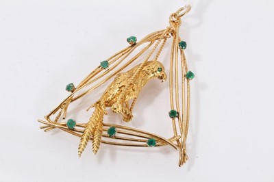 Lot 518 - 18ct gold novelty pendant in the form of a parakeet with emeralds