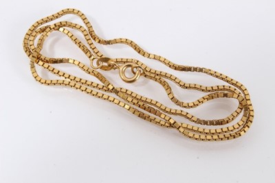 Lot 420 - 22ct gold box link chain, 40cm