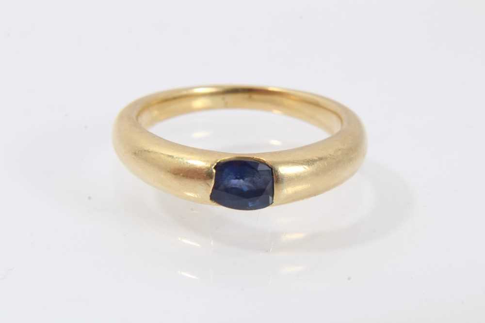 Lot 455 - Gold sapphire ring