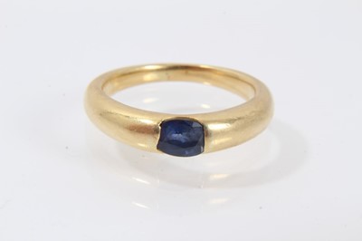 Lot 455 - Gold sapphire ring