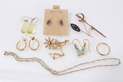 Lot 495 - Group of jewellery to include a Victorian seed pearl and diamond floral spray brooch, Edwardian gold and seed pearl chain, Edwardian 9ct gold turquoise and seed pearl jabot pin, 9ct gold wedding ri...