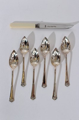 Lot 253 - George VI set of six silver grapefruit spoons, (Sheffield 1938), maker, Angora Silver Plate Co, together with a stainless steel grapefruit knife, in a fitted case, all at 3.5oz