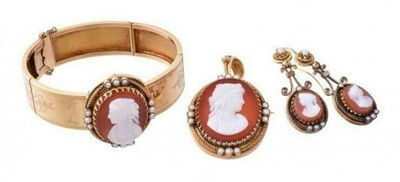 Lot 551 - Good quality 19th century hardstone cameo suite, comprising a pendant/brooch, earrings and a hinged bangle, each with an oval agate plaque finely carved depicting the profile of a lady, the frame d...