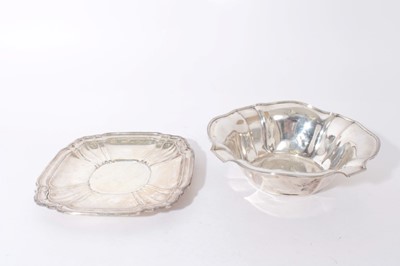 Lot 372 - American sterling silver dessert bowl and associated similar stand both with fluted decoration 28 ozs (2)