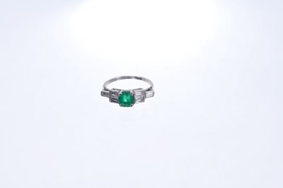 Lot 566 - Art Deco style emerald and diamond ring