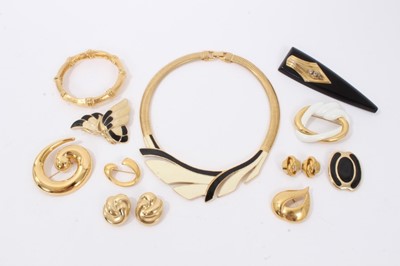 Lot 16 - Group vintage gilt metal costume jewellery