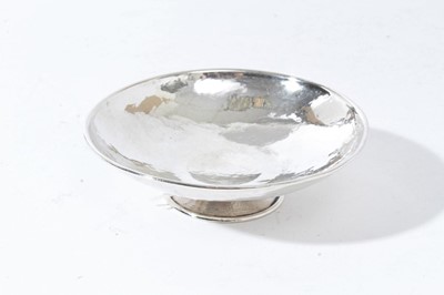 Lot 115 - George V Arts and Crafts silver pin dish of circular form with planished finish on circular foot, (London 1916), maker A. E. Jones