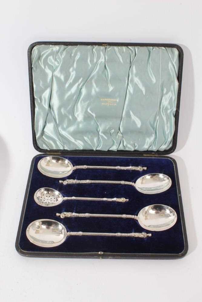 Lot 118 - Good quality late Victorian silver fruit set cased as apostle spoons, comprising one sifter spoon and four serving spoons, (Sheffield 1899), maker Walker & Hall in a velvet