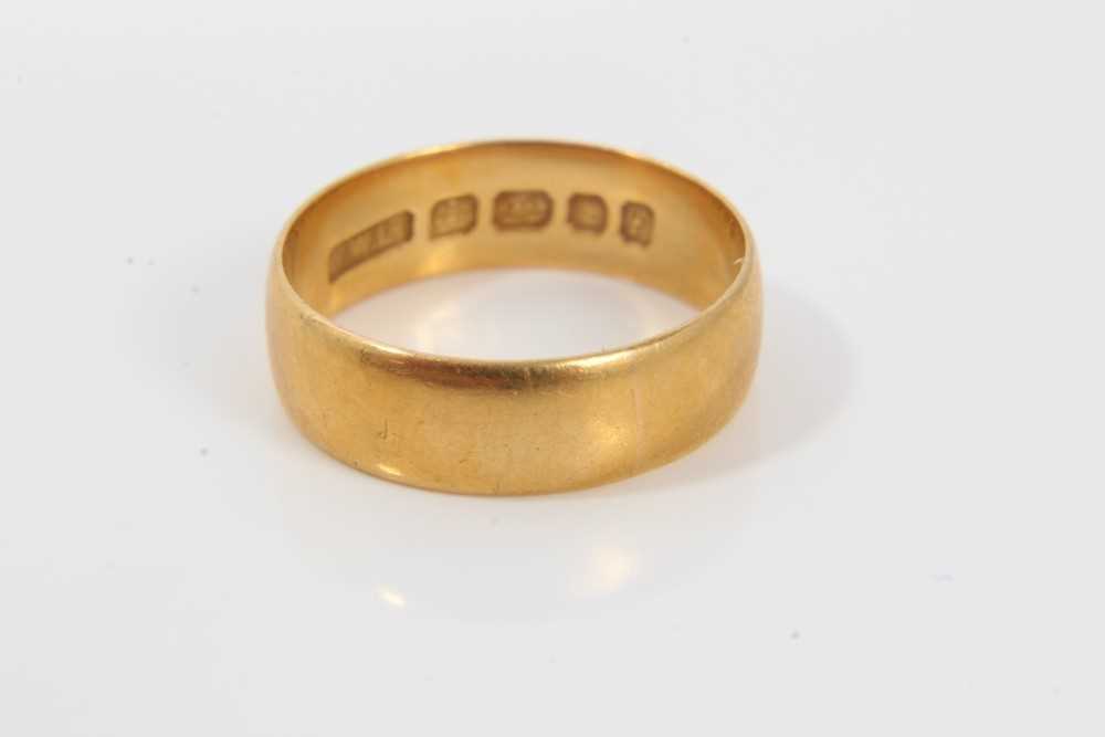 Lot 90 - 22ct gold wedding ring
