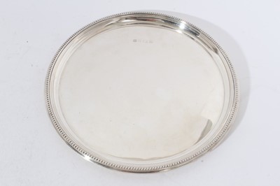 Lot 255 - Contemporary silver salver of circular form with beaded rim (Birmingham 1986), 25.5cm in diameter, all at approximately 16oz