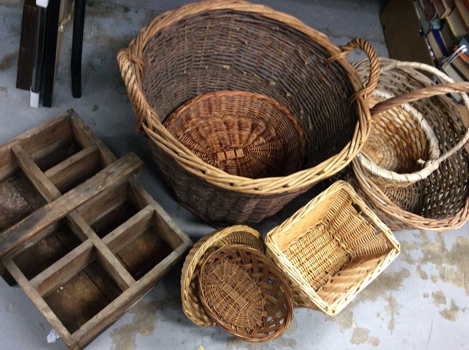 Lot 412 Selection various sized wicker baskets