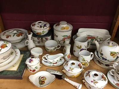 Lot 509 - Collection of Evesham tablewares