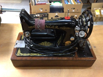 Lot 1872 - Singer electric sewing machine in case