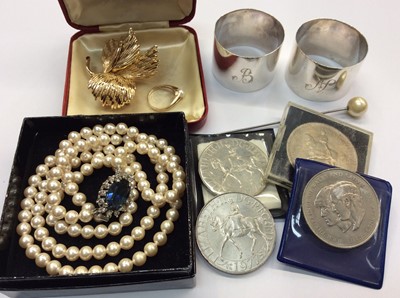 Lot 652 - 9ct gold cultured pearl ring, other jewellery, coins and two silver napkin rings