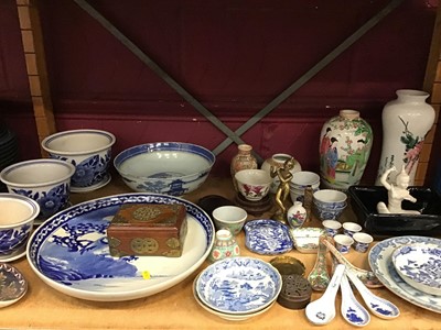 Lot 524 - Chinese and Oriental porcelain, and other items