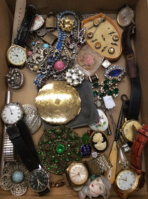 Lot 687 - Vintage jewellery, wristwatches and bijouterie