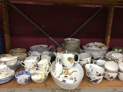 Lot 537 - Royal Worcester Evesham tea and dinner ware plus other tea ware