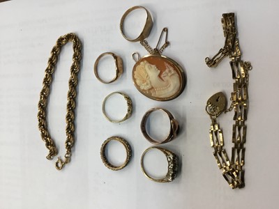 Lot 672 - Group of 9ct gold jewellery to include a rose gold snake ring, carved shell cameo brooch, two 9ct gold bracelets and five other 9ct gold rings